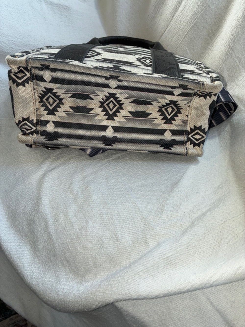 Wrangler Black White and blue Aztec Pattern Tote crossbody with Matching wallet - Picture 7 of 10